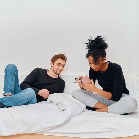 Mije Marais Hostel Παρίσι Εξωτερικό φωτογραφία A couple using their smartphones