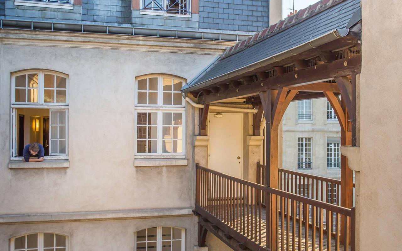Mije Marais Hostel Παρίσι Εξωτερικό φωτογραφία The courtyard of the Hôtel de Beauvais