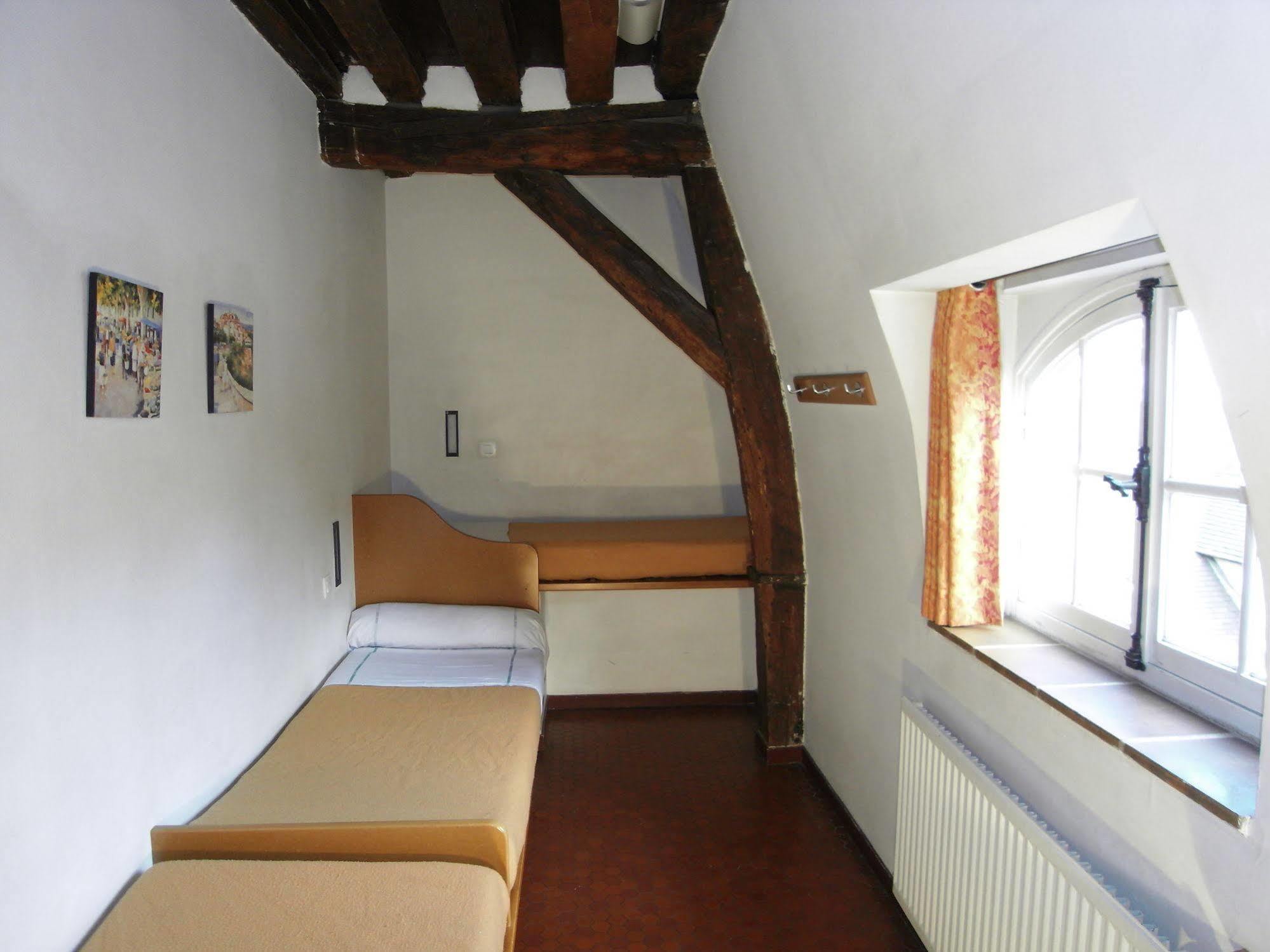 Mije Marais Hostel Παρίσι Εξωτερικό φωτογραφία The room in which Martin Luther stayed at the monastery