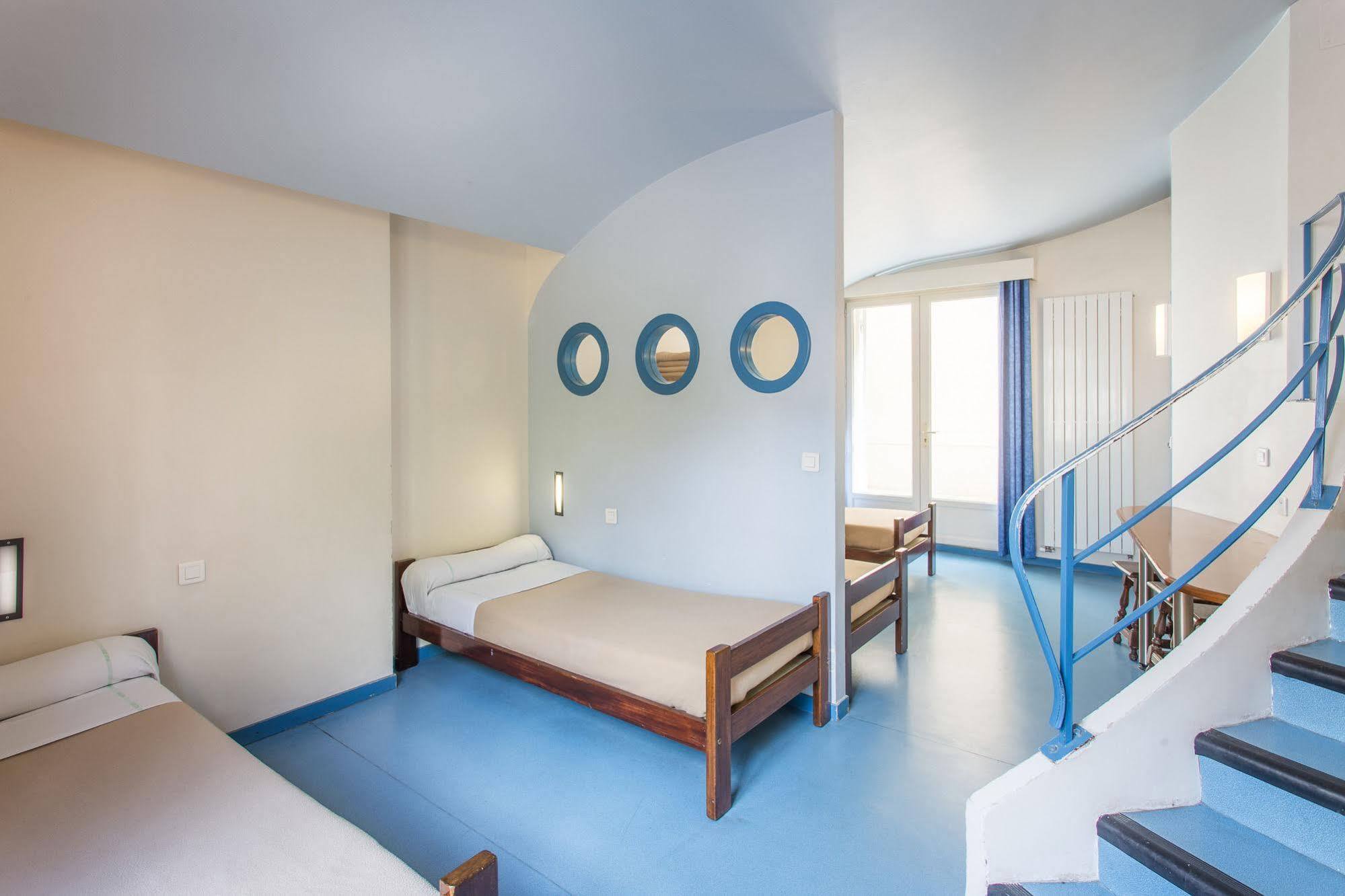 Mije Marais Hostel Παρίσι Εξωτερικό φωτογραφία A room at the Centre hospitalier universitaire vaudois (CHUV) in Lausanne, Switzerland