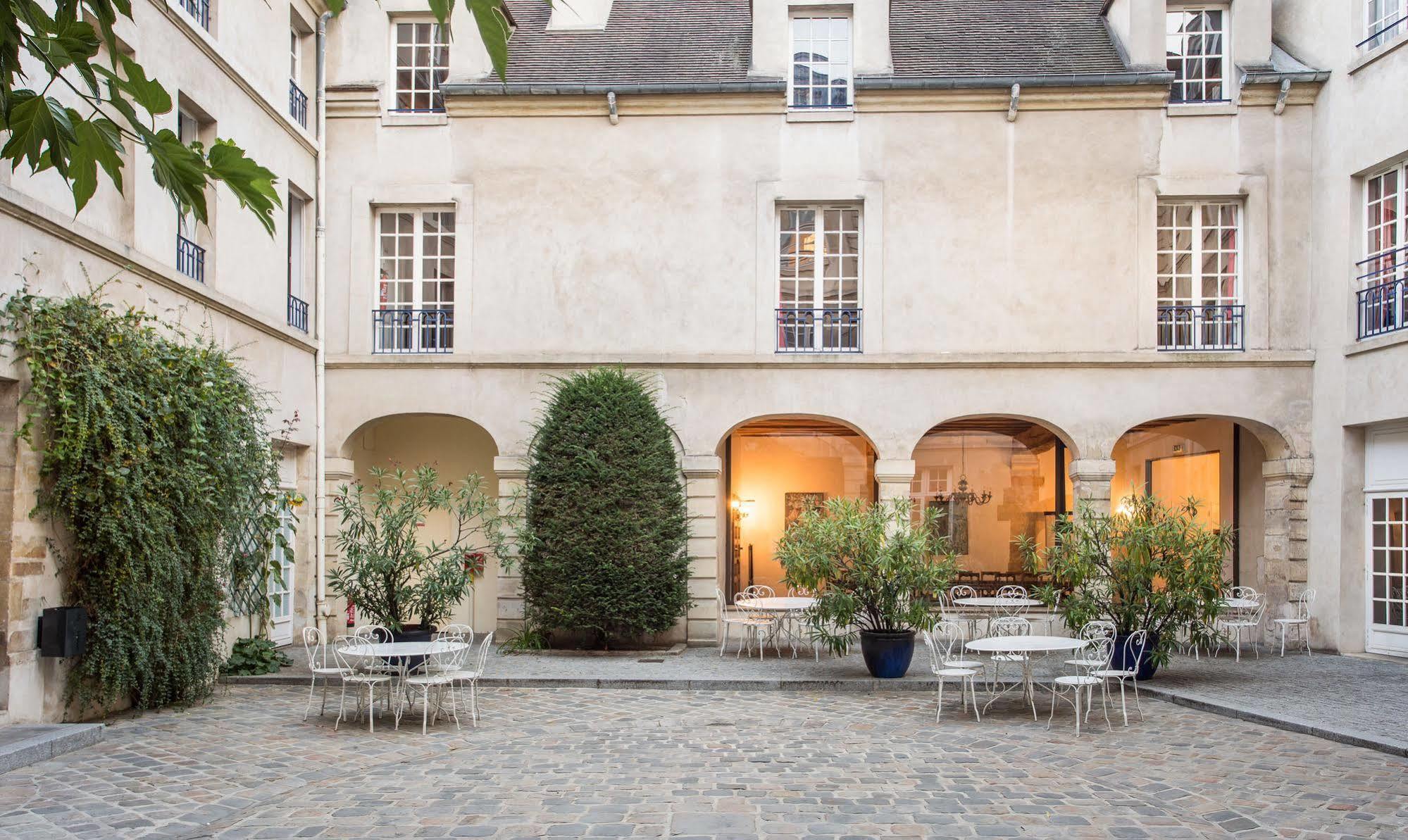 Mije Marais Hostel Παρίσι Εξωτερικό φωτογραφία The courtyard of the Hôtel de Matignon