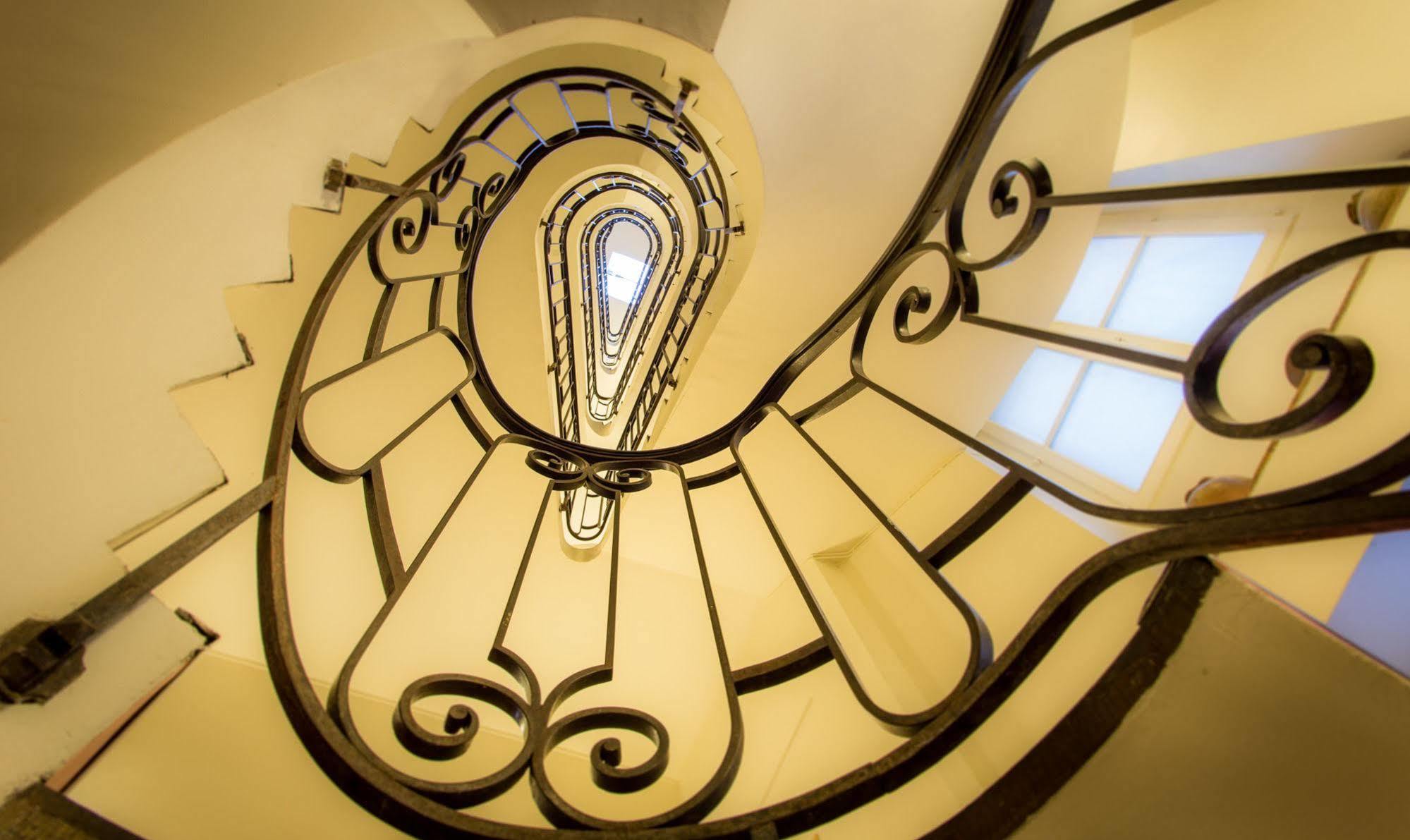 Mije Marais Hostel Παρίσι Εξωτερικό φωτογραφία Spiral staircase