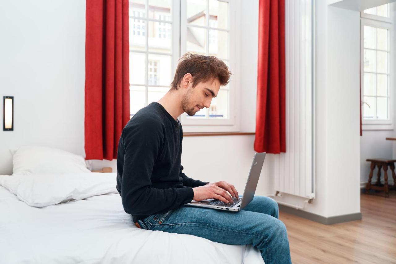 Mije Marais Hostel Παρίσι Εξωτερικό φωτογραφία A man using a laptop