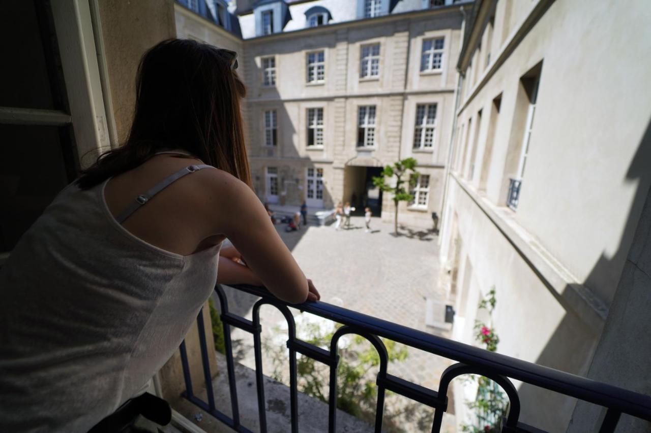 Mije Marais Hostel Παρίσι Εξωτερικό φωτογραφία A woman on a balcony